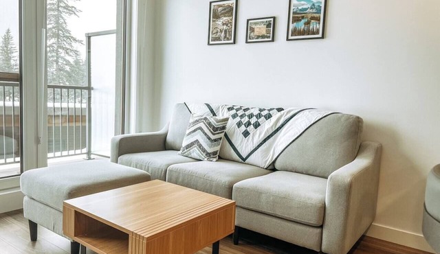 Suite Retreat - 1 Bed+Den Downtown Condo in Golden