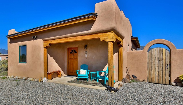 Taos Raven House, gorgeous mountain views between Taos Ski Valley and Taos Plaza in El Prado