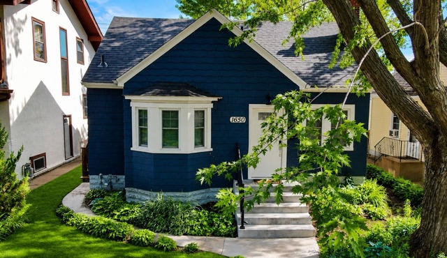 The Blue Bungalow: Fully renovated 4BR, 2BA home with cozy Minnesota vibes. in Saint Paul