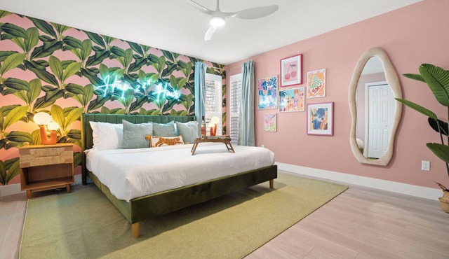 The Honeydew l Clearwater l Pool, Tiki Bar, Putting Green, Games l Pet Friendly in Clearwater