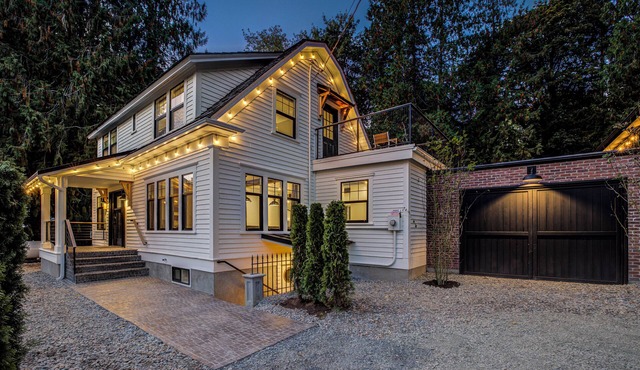 The House at Richardson Creek- 20 bed Amenity Rich Dutch Colonial Farmhouse in Monroe