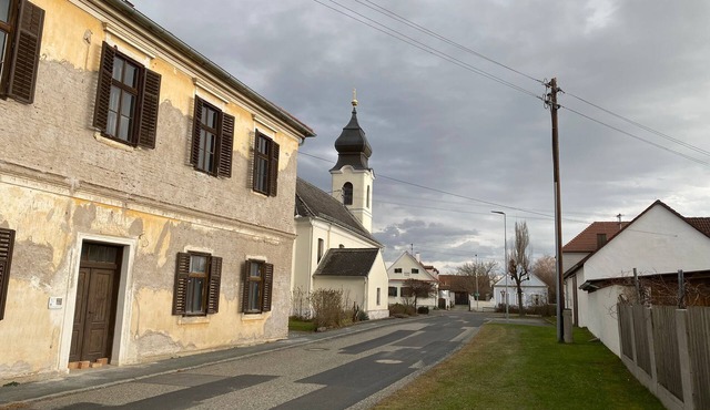 The old elementary school, living in the museum, vacation apartment with its own garden in Eberau