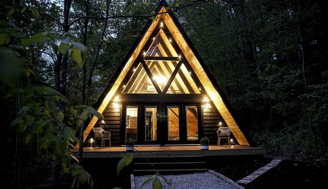 The Raven A-Frame - Modern Woodland Retreat near Hocking Hills and OU Campus in Nelsonville