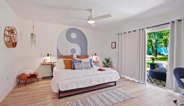 The YinYang - King Bed , Workspace , Full Kitchen in Gainesville