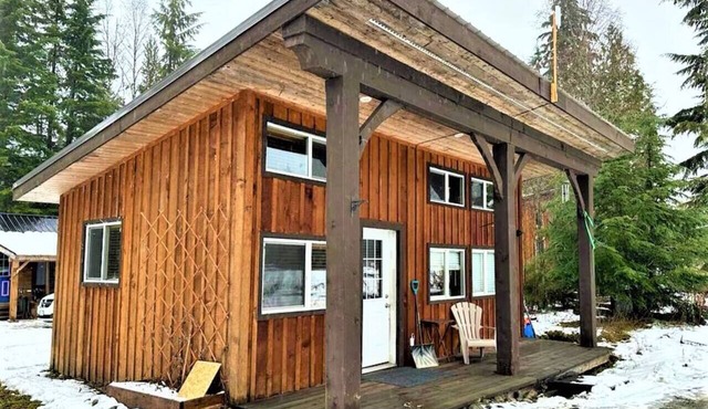 Tiny Home - 2B Work & Play in Terrace