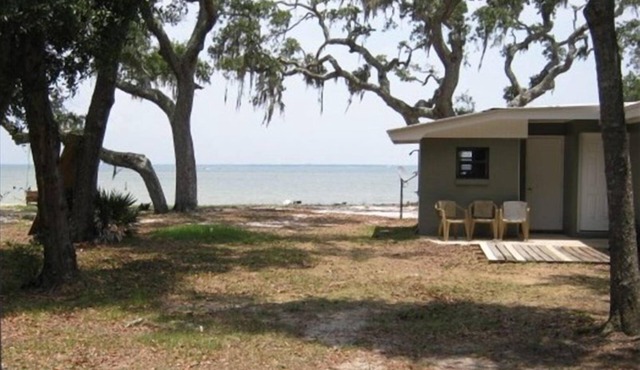 Tranquil Cozy One Bedroom Waterfront House in Elberta