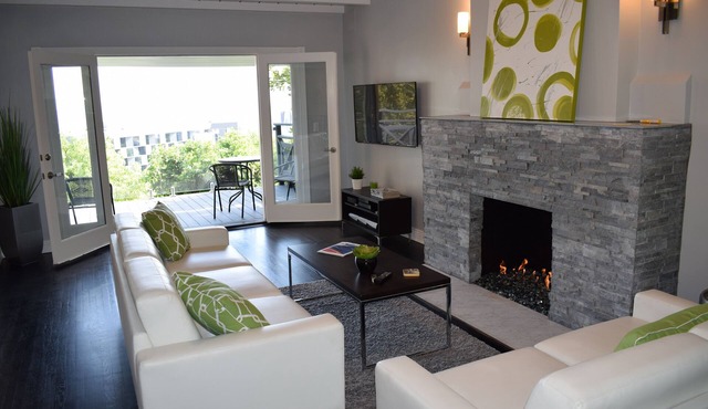 Views! Walk To Sunset Blvd And West Hollywood! 2Bd House In Hollywood Hills. in Los Angeles