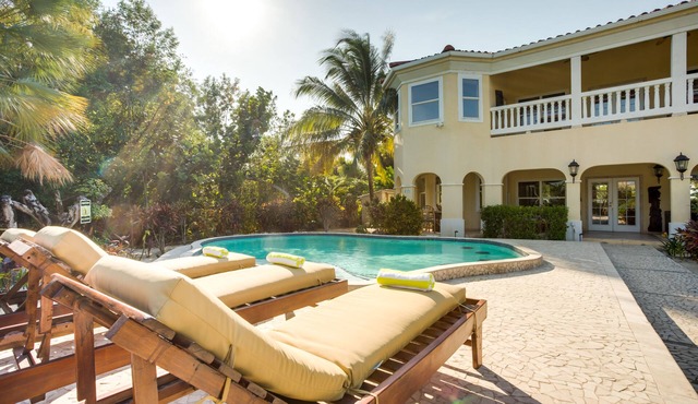 Villa Tipsy Gecko - Belize 5 Bedroom Beachfront Home with Private Pool and Chef in Maya Beach