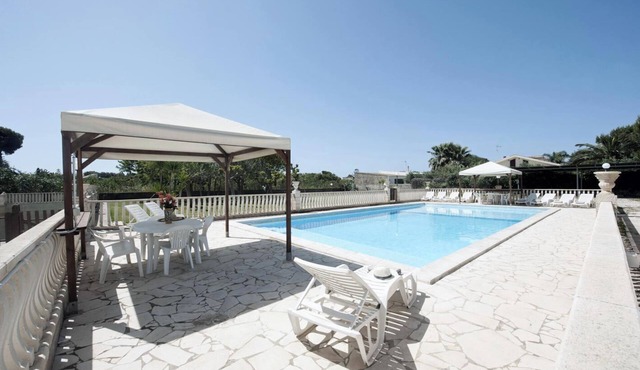 Villa with garden and pool a stone's throw from the sea in Kaukana