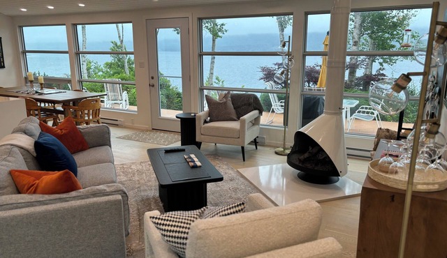 Waterfront Bras D'or Lakehouse 3bdrm/2bath 27km Sydney and 17 Km to Ben Eion Ski in Islandview