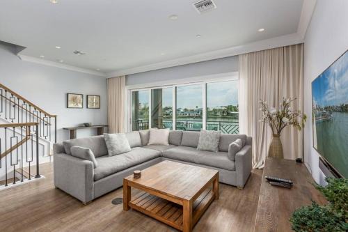 Waterfront Oasis 3 BR/4 beds~3 min walk to beach. in Clearwater Beach