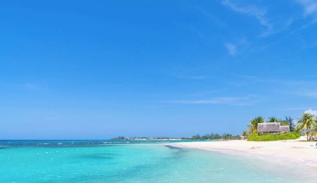 Welcome to Ocean's Tropical Escape! Beach front, beach access 1-bedroom, 4 bed. in Runaway Bay
