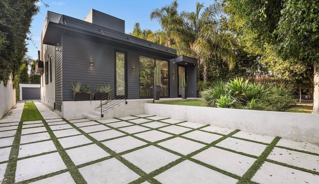 WEST HOLLYWOOD MODERN OASIS - Walk to dining & shopping. Gated. Private. Clean. in Los Angeles