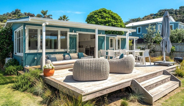 White Sands Cottage - White Sands Cottage at Palm Beach is a beautifully presented and fully restored 1950s weatherboard bach located just 50 metres from the white sands of Palm Beach. With 2 bedrooms and 1 bathroom this is a perfect family cottage a in Waiheke Island