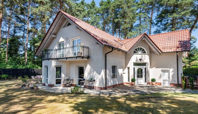 Whole Lakeside Retreat Villa + Annex for 14 – Sandy Beach & 20 Mins to BER in Bestensee
