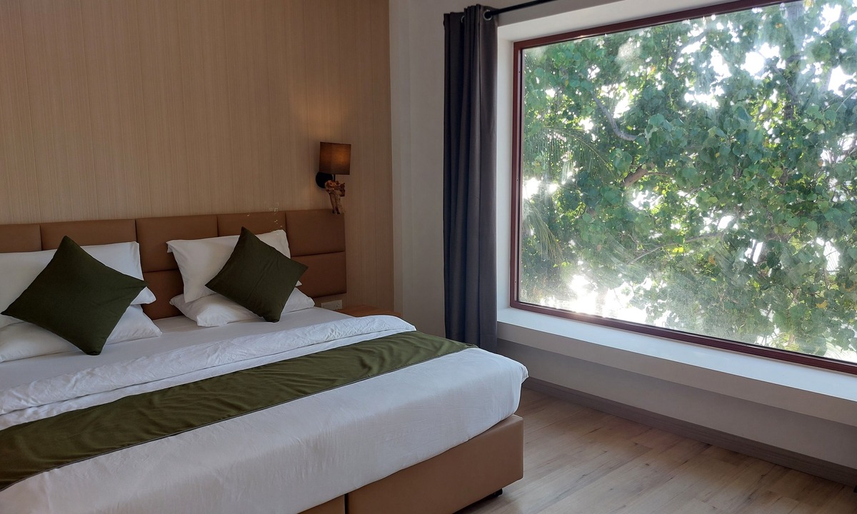 Dhiffushi Hotel | Comfy Cool Breeze by eMzaz