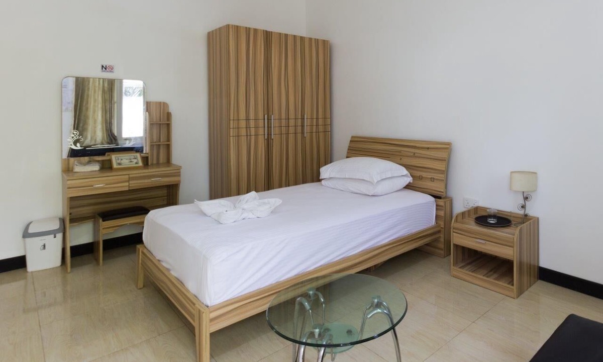Thulusdhoo Island House | Surf Trip Maldives