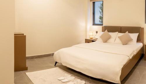 Deluxe One-Bedroom Apartment with Ocean View