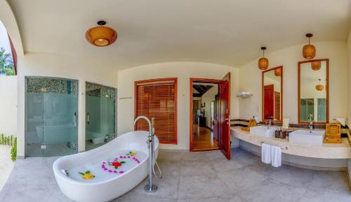 Island Villa With Pool