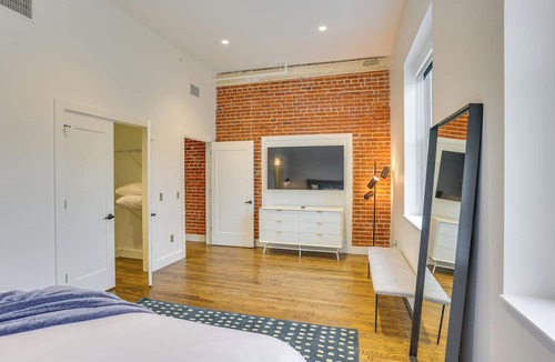 Downtown Omaha Apartment | Downtown Omaha Getaway w/Deck & Gas Grill!