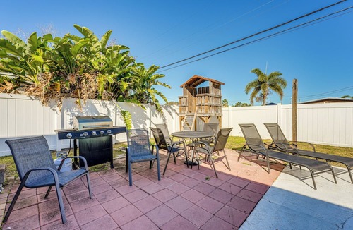 Largo Cottage | Fire Pit! Family Getaway, 6 Mi to Beach Access
