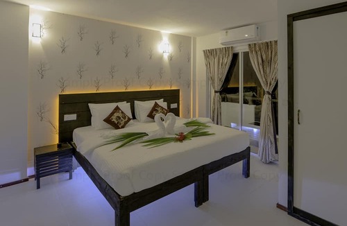 Dhiffushi Hotel | Crown Beach Hotel Maldives