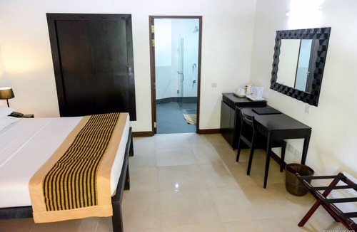 Emboodhoo Hotel | Embudu Village
