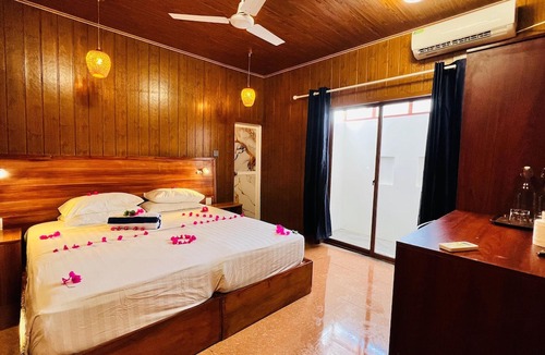 Thulusdhoo Island House | Batuta Maldives Surf View Guesthouse