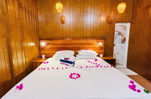 Thulusdhoo Island House | Batuta Maldives Surf View Guesthouse