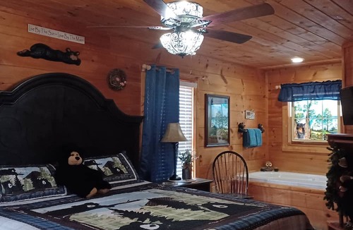 Sevierville Cabin | A BEARY TALE - INCREDIBLY ROMANTIC AND COZY - FREE WIFI - Perfect Location!