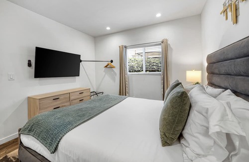 Hollywood Hotel | Remodeled 2BDR in Heart of Hollywood w/Courtyard | Art Deco by AvantStay