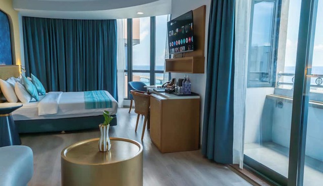 UMET Seaview Hotel with Free Roundtrip Airport Pick up and drop off