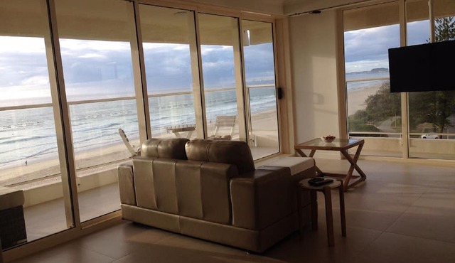 100% Absolute beachfront apartment in Surfers Paradise