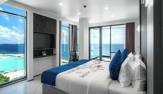 iCom Blue Sea View