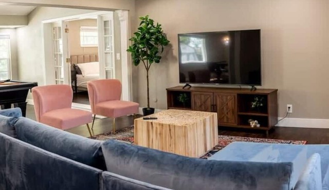 Cheerful 4 bedroom home with heated pool & lake views in Tampa