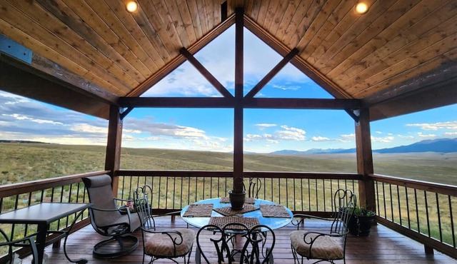 Magnificent Cabin views of Sangre De Cristo Mountain Range & Wet Mountain Valley in Westcliffe