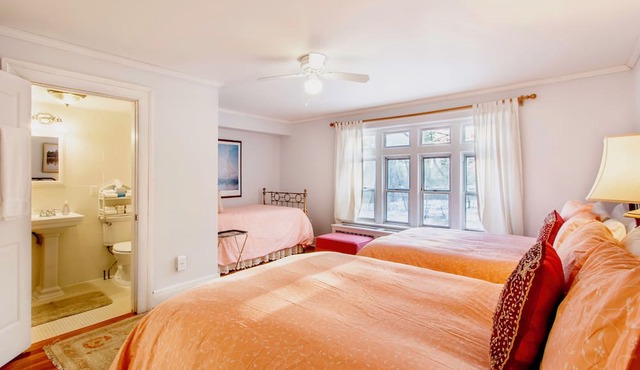 Sleep 34: 15 bedroom/12 bath Mansion! Family Reunions, DIY Wedding, Yoga Retreat in Manchester