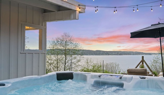 Waterview Rabbit Hill Cottage w/hot tub. in Mukilteo
