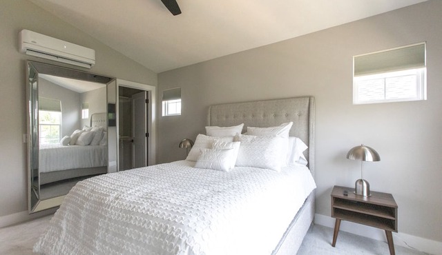 Stylish Pristine New Townhouse with porch and rooftop deck- 5 min from downtown! in Omaha