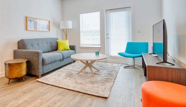 Walk to UF | Stylish 2BR | Ideal for Hospital & Gator Visitors in Gainesville