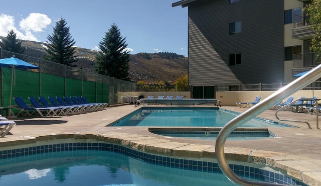 Spacious Condo w/FREE WiFi, Parking, Heated Pool, Hot Tubs, Skier Shuttle, in Avon
