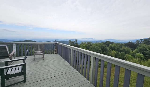 VICTORIAN CHALET OVERLOOKING GATLINBURG, SLEEPS UP TO 7. in Gatlinburg