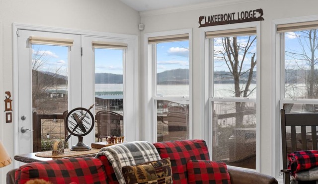 4BR Table Rock Lakefront Lodge w/Hot Tub Sleeps 12 Near Branson Free Group Tickets in Blue Eye