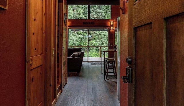 Luna’s A-Frame Riverfront Hot Tub & Sauna in Granite Falls