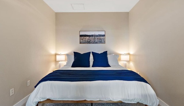 Central, Free Parking, Gym, Fast Wifi | Avry Apt in Minneapolis