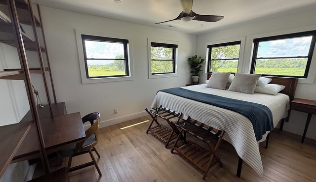 Eagles Crossing is a Newly Renovated 3-Bed Farmhouse with a Large Deck & Hot Tub in Anna