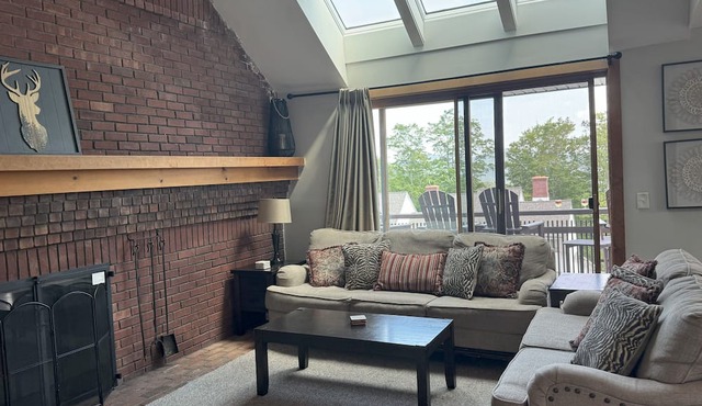 SUNRISE 3BR - 2 Story Remodeled Condo - SKI ON & OFF. Pool + Trailside in Killington