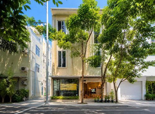 10-Min Airport Shuttle, 1-Min Beach, 2BR SeaView Terrace & SmartLock - Breezy Home